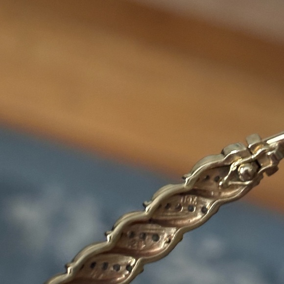 Vintage 10k yellow diamond gold bangle w/ clasp. Beautiful. Worn a/ care - Picture 4 of 7